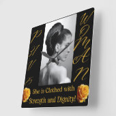 Spreuken 31 Vrouw Zwart & Geel Vierkant Klok (Hoek)