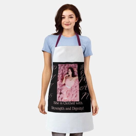 Spreuken 31 Vrouw Zwart & Roze Schort (Gedragen)