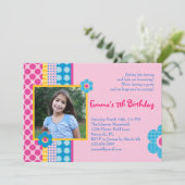 Spring Bloemenmeisje Birthday Photo Invitation Kaart (Staand voorkant)
