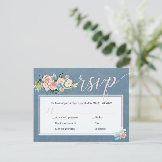 Spring blush perzik stoffige blauwe chique bruilof RSVP kaartje (Staand voorkant)