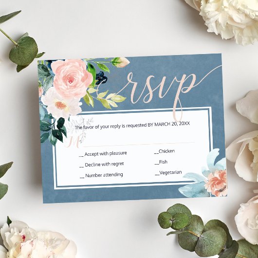 Spring blush roze en stoffige blauwe pioenen bruil RSVP kaartje