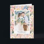Spring Botanical Flowers Pattern Foto Weddenschap Bedankkaart<br><div class="desc">Stuur bedankt naar familie en vrienden omdat je deel hebt uitgemaakt van je speciale dag met deze aanpasbare bruiloft. Dank je wel. Het bevat een botanisch patroon van tulpen,  narcissen,  roze vrieskou,  blauwe iris,  aquilegia en foliage. Deze botanische kaart is ook perfect voor afstuderen en andere evenementen.</div>