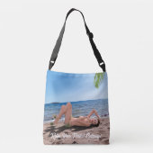 Spring Break Girl Liggend op Sandy Beach Crossbody Tas (Achterkant)