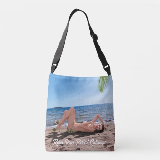 Spring Break Girl Liggend op Sandy Beach Crossbody Tas (Achterkant)