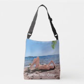 Spring Break Girl Liggend op Sandy Beach Crossbody Tas (Voorkant)
