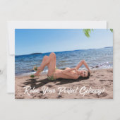 Spring Break Girl Liggend op Sandy Beach Feestdagenkaart (Voorkant)