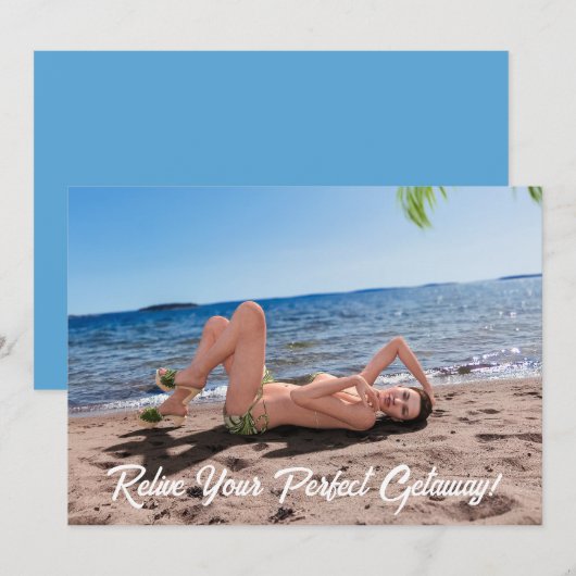 Spring Break Girl Liggend op Sandy Beach Feestdagenkaart (Voorkant / Achterkant)