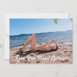 Spring Break Girl Liggend op Sandy Beach Feestdagenkaart