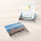 Spring Break Girl Liggend op Sandy Beach Glazen Onderzetter (Schuin)