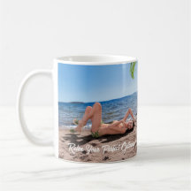 Spring Break Girl Liggend op Sandy Beach