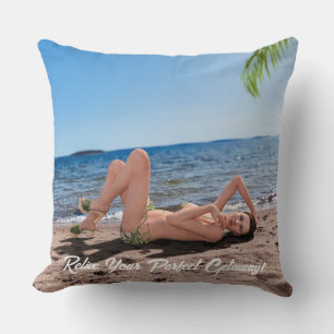 Spring Break Girl Liggend op Sandy Beach Kussen