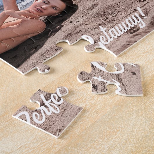 Spring Break Girl Liggend op Sandy Beach Legpuzzel (Zijkant)