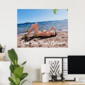 Spring Break Girl Liggend op Sandy Beach Poster (Thuiskantoor)