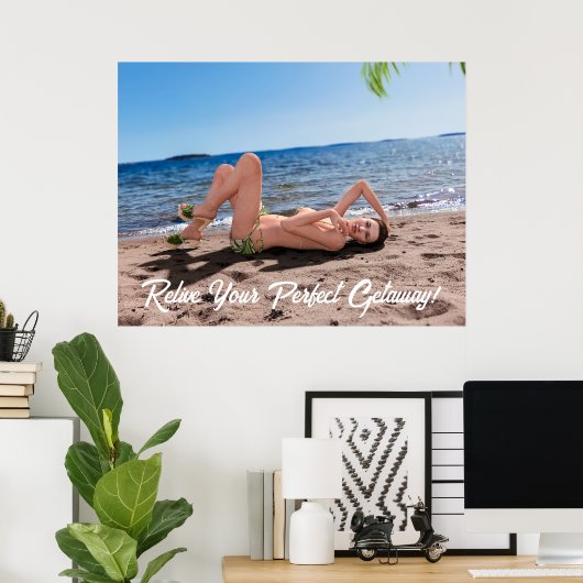 Spring Break Girl Liggend op Sandy Beach Poster (Thuiskantoor)