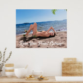 Spring Break Girl Liggend op Sandy Beach Poster (Keuken)