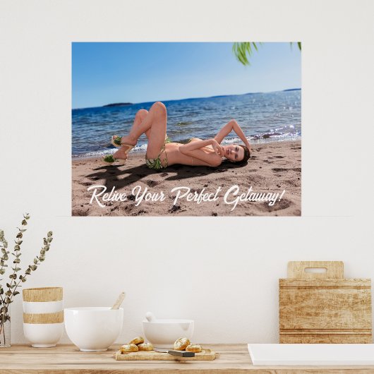 Spring Break Girl Liggend op Sandy Beach Poster (Keuken)