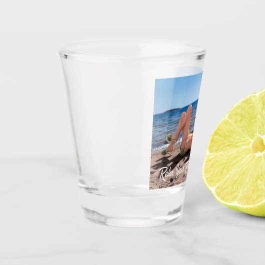 Spring Break Girl Liggend op Sandy Beach Shot Glas (Links)