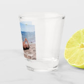 Spring Break Girl Liggend op Sandy Beach Shot Glas (Rechts)