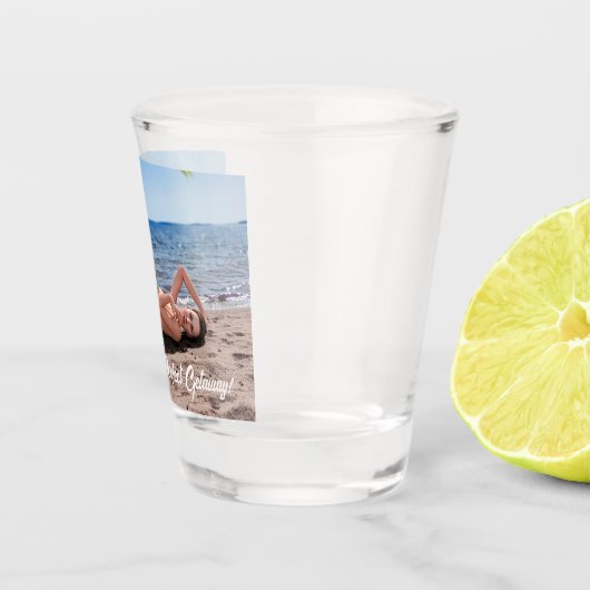 Spring Break Girl Liggend op Sandy Beach Shot Glas (Rechts)