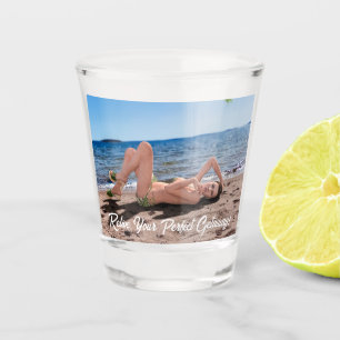 Spring Break Girl Liggend op Sandy Beach Shot Glas
