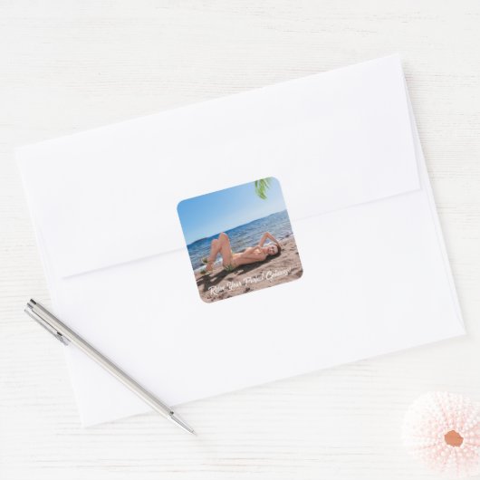 Spring Break Girl Liggend op Sandy Beach Vierkante Sticker (Envelop)
