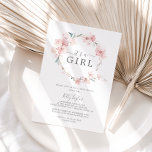 Spring Cherry Blossom Het is een meisje Baby showe Kaart<br><div class="desc">Deze lentescherry-bloesem is een meisjesuitnodiging voor baby shower...  is perfect voor een modern baby shower. Het ontwerp van de orthostatische florale is voorzien van een roze,  roze waterverf kerry blossom boomtak en groene bladeren met een elegante Japanse stijl.</div>