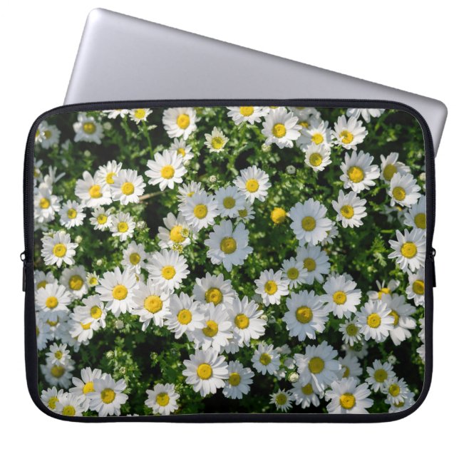 Spring Daisy Field: Serene achtergrond Laptop Sleeve (Voorkant)