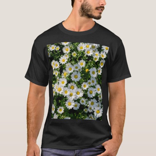 Spring Daisy Field: Serene achtergrond T-shirt (Voorkant)