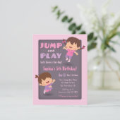 Spring en speel lieve meisjes trampoline verjaarda kaart (Staand voorkant)