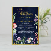 Spring Floral A Little Wildflower Baby shower Gold Folie Uitnodiging (Staand Voorkant)