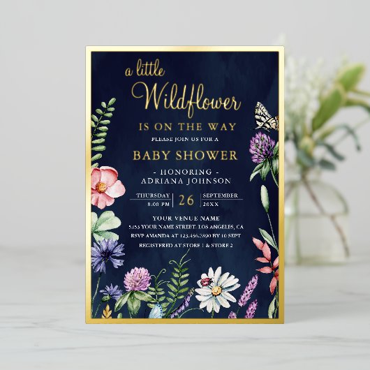 Spring Floral A Little Wildflower Baby shower Gold Folie Uitnodiging (Staand Voorkant)