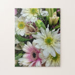 Spring Floral Bouquet met Daisies Legpuzzel<br><div class="desc">Deze puzzel bevat een prachtige foto van een bouquet van bloemen uit de lente,  met witte daisies en roze asters.</div>