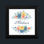 Spring Floral Chic Moderne gepersonaliseerde naam Cadeaudoosje<br><div class="desc">Dit moderne ontwerp heeft een lentebloem in koraal, geel, blauwgroen en marineblauw met uw gepersonaliseerde naam. Personaliseer door de tekst in het tekstvak te bewerken. #floral #flowers #botanical #personalized #name #modern #chic #stylish #elegant #wedding #willyoumarryme #marryme #verloving blauwgroen mode #engagementringbox #jewelrybox #gifts #personalizedgifts #giftsforher #home #homedecor #decor #giftboxes #giftwrapping #giftwrappingsupplies...</div>