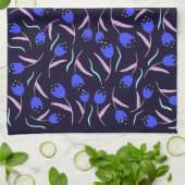 Spring Floral Pattern on Dark Blue Background Theedoek (Gevouwen)