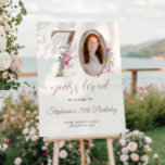 Spring Floral Photo 70th Birthday Welkom Perfect Poster<br><div class="desc">Elegante 70e verjaardag welkomstbord met foto | Floral & Gold Accents Welkom gasten op uw mijlpaalfeest met dit prachtige 70e verjaardagswelkomstbord, met delicate waterverf bloemen en elegante gouden accenten. Ontworpen om uw persoonlijke foto te markeren, voegt dit bord een warme, persoonlijke touch toe aan uw evenementeningang. Of u nu een...</div>
