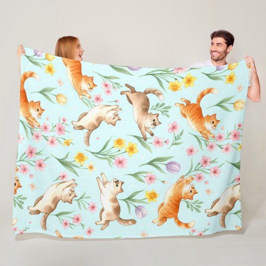Spring Garden Romp – Playful Cats & Blossoms Fleece Deken (In situ)