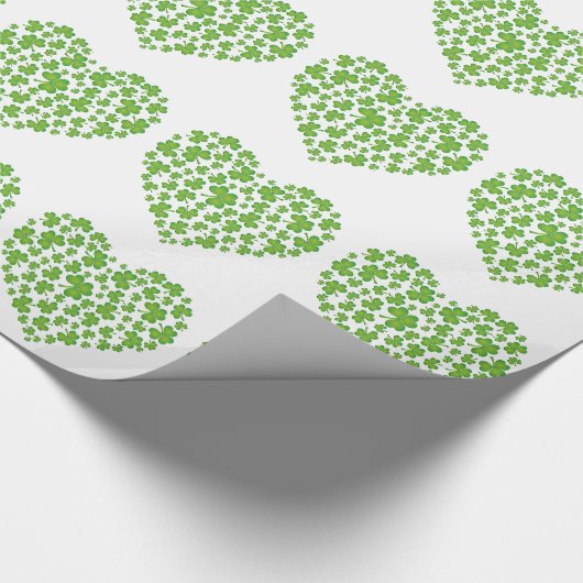 Spring Green Irish Shamrock Heart Cadeaupapier (Hoek)