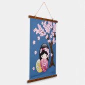 Spring Kokeshi Doll - Cute Japanese Geisha Blue Hangend Wandkleed (Gebogen)