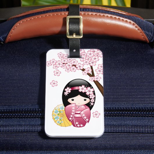 Spring Kokeshi Doll - Cute Japanese Geisha Girl Bagagelabel (Voorkant Insitu 2)