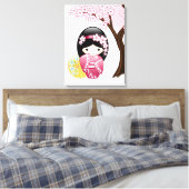 Spring Kokeshi Doll - Cute Japanese Geisha Girl Canvas Afdruk (Insitu (Slaapkamer))
