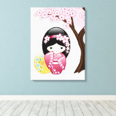 Spring Kokeshi Doll - Cute Japanese Geisha Girl Canvas Afdruk (Insitu (Houten vloer))