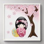 Spring Kokeshi Doll Cute Japanese Geisha Girl Pel En Plak Fototegel<br><div class="desc">Vector illustratie van een schattig oosters geisha meisje in een donkerroze/magenta kimono jurk met brede obi sjerp en een gele bamboe papieren paraplu. Het meisje lang zwart haar is versierd met bloesems. Dit kunstwerk is geïnspireerd op traditionele kokeshi poppen van Japan. Bloeiende Japanse Sakura kersenboom maakt een eenvoudige achtergrond.</div>