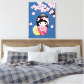 Spring Kokeshi Doll - Japanse geisha wordt in blau Canvas Afdruk (Insitu (Slaapkamer))