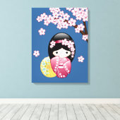 Spring Kokeshi Doll - Japanse geisha wordt in blau Canvas Afdruk (Insitu (Houten vloer))