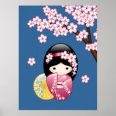 Spring Kokeshi Doll - Japanse geisha wordt in blau Poster (Voorkant)