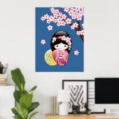 Spring Kokeshi Doll - Japanse geisha wordt in blau Poster (Thuiskantoor)