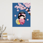 Spring Kokeshi Doll - Japanse geisha wordt in blau Poster (Keuken)
