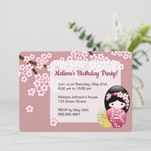 Spring Kokeshi Doll - Schattige Geisha Verjaardags Kaart (Staand voorkant)