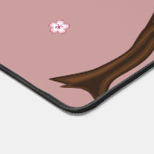 Spring Kokeshi Doll - Stomme Japanse geisha op Roz Bureaumat (Hoek)