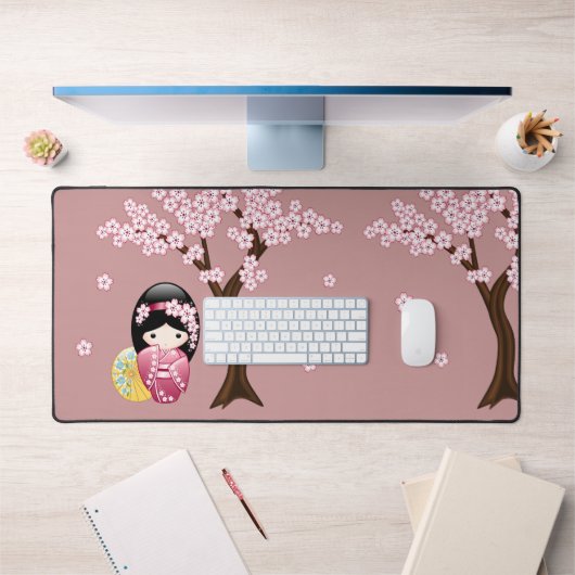 Spring Kokeshi Doll - Stomme Japanse geisha op Roz Bureaumat (Kantoor 1)